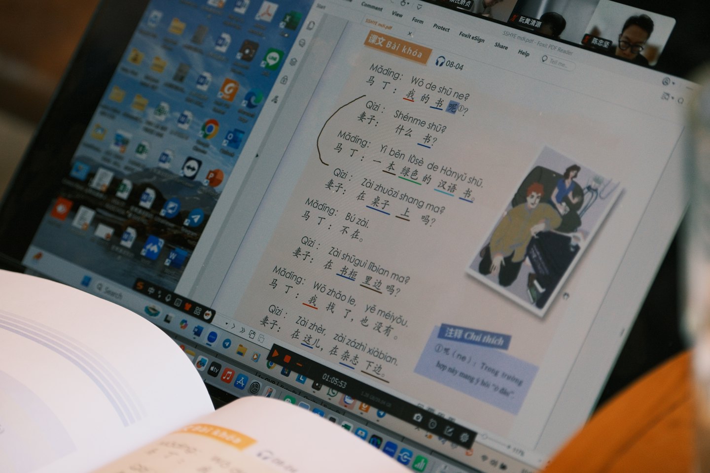 Schermo di un laptop che mostra una lezione di lingua virtuale con due partecipanti.